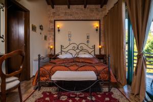 Tempat tidur dalam kamar di Vathyskia Guesthouse