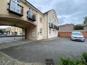 un coche aparcado en un aparcamiento al lado de un edificio en Little Church Street en Rugby