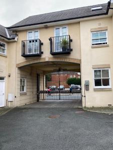 una casa con una puerta y un garaje para coches en Little Church Street, en Rugby