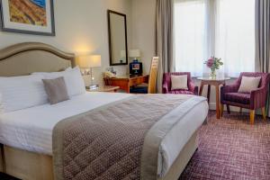 Postel nebo postele na pokoji v ubytování Norfolk Royale Hotel
