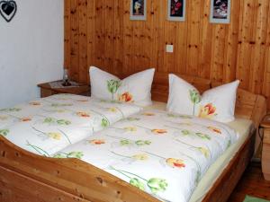 Un dormitorio con una cama grande con flores. en Ferienwohnung Hirtenhaus, en Attendorn