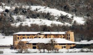 ein großes Gebäude mit Schnee darüber in der Unterkunft Aqua Montis Resort & Spa in Rivisondoli