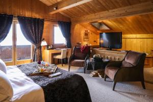 um quarto de hotel com uma cama e uma televisão em Fer à Cheval em Megève