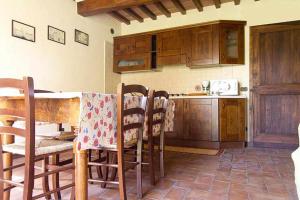 Kuchyňa alebo kuchynka v ubytovaní Appartamenti con cucina nelle colline toscane