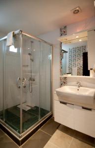 イスタンブールにあるGrand Ambiance Hotelのバスルーム(ガラス張りのシャワー、シンク付)