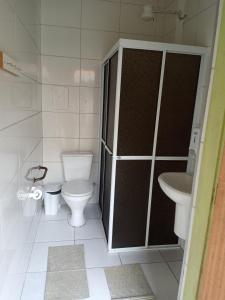 Hostel Beira Mar tesisinde bir banyo