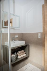 リート・イム・ツィラータールにあるDas Moosのバスルーム(洗面台、鏡付)