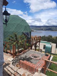 a building with a green roof with a fire pit at Benigno Mirador in Guatavita