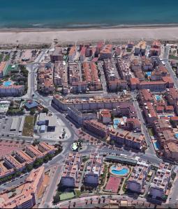 eine Luftansicht einer Stadt mit Gebäuden in der Unterkunft Mediterrania Pinazo in Puerto de Sagunto