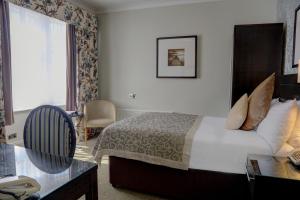 Postel nebo postele na pokoji v ubytování Norfolk Royale Hotel