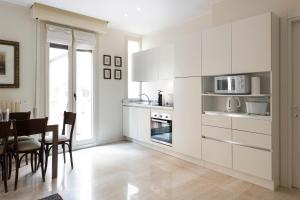 A kitchen or kitchenette at Casa del Teatro appartamento con splendida terrazza