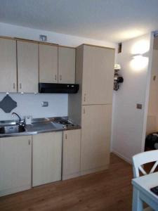 A kitchen or kitchenette at Bilocale con cucina a 300 m dalle piste