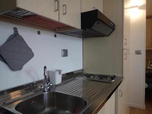 A kitchen or kitchenette at Bilocale con cucina a 300 m dalle piste