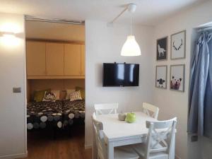 A television and/or entertainment centre at Bilocale con cucina a 300 m dalle piste