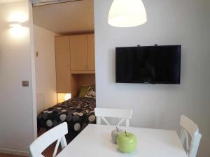A television and/or entertainment centre at Bilocale con cucina a 300 m dalle piste