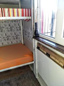 Camera con 2 Letti a Castello accanto a una finestra di Two Rooms Cabin House (Self Check-In) a Bucarest