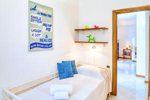 Schlafzimmer mit einem Bett und einem Spiegel in der Unterkunft LUIGINA House in Levanto