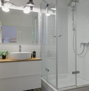 La salle de bains est pourvue d'une douche en verre et d'un lavabo. dans l'établissement Appartement - Am Waltenberg 70-MS Winterberg, à Winterberg