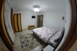 - une chambre avec un lit dans l'établissement Casa Tucan Ceahlau, à Ceahlău