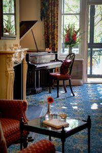 Posezení v ubytování Norfolk Royale Hotel