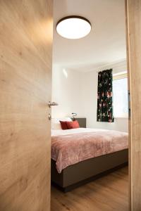 1 dormitorio con cama y ventana grande en Das Moos, en Ried im Zillertal