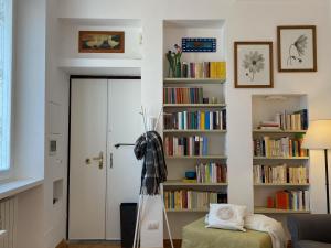 una sala de estar con estanterías llenas de libros en Olona11, en Milán