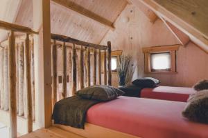 1 Schlafzimmer mit 2 Betten in einer Hütte in der Unterkunft Tree house in Zuna