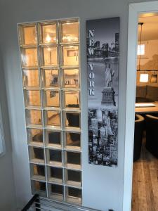 una vetrina con pannelli di vetro in una stanza di Ferienwohnung Herzberg a Gründau Altre 4 foto