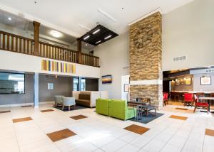 un gran vestíbulo con un pilar de piedra y muebles en Country Inn & Suites by Radisson, South Haven, MI, en South Haven