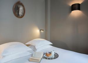Säng eller sängar i ett rum på Suites & Hôtel Helzear Champs-Elysées