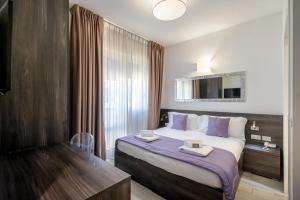 Postel nebo postele na pokoji v ubytování Hotel Tre Rose + 37 fotografií