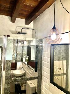 a bathroom with a sink and a mirror at Apartamento San Pedro in Toledo