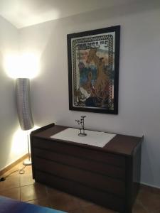 um quarto com uma mesa e uma imagem na parede em Il ponticello em Caprarola