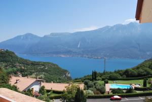een uitzicht op een meer vanuit een huis bij Appartamento Nadia - Theater Home in Tignale