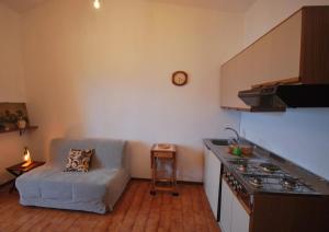 een woonkamer met een bank in een keuken bij Appartamento Nadia - Theater Home in Tignale +7 foto's