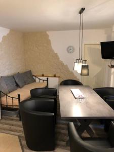 una camera da letto con un letto, un tavolo e delle sedie di Ferienwohnung Herzberg a Gründau