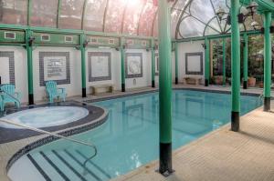 Bazén v ubytování Norfolk Royale Hotel nebo v jeho okolí