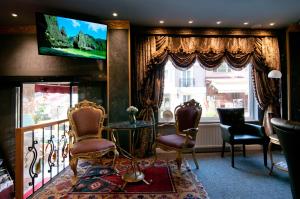 A television and/or entertainment centre at Grand Ambiance Hotel