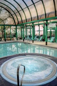 Bazén v ubytování Norfolk Royale Hotel nebo v jeho okolí