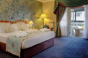 Postel nebo postele na pokoji v ubytování Norfolk Royale Hotel
