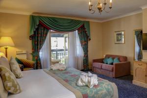 Postel nebo postele na pokoji v ubytování Norfolk Royale Hotel