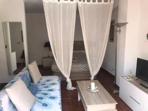 - un salon avec un canapé et une table dans l'établissement GABISOL Apartments 2, à Malaga