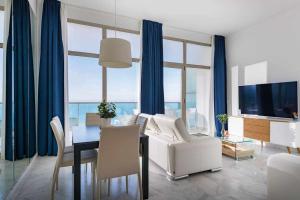 Et opholdsområde på Luxury apartment on the 41st floor with stunning sea views