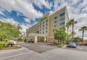 un hotel con un coche aparcado en un aparcamiento en Holiday Inn - Gulfport-Airport, an IHG Hotel, en Gulfport