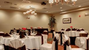 A restaurant or other place to eat at Holiday Inn Meridian East I 59 / I 20