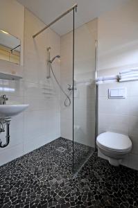 Kylpyhuone majoituspaikassa Hotel Reuter