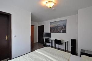 ein Schlafzimmer mit einem Bett und einem Schreibtisch in der Unterkunft Hotel Reuter in Haiger