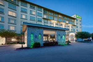 una representación de un hotel con un edificio en Holiday Inn San Antonio Northwest- SeaWorld Area, an IHG Hotel en San Antonio