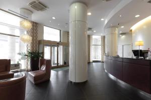 Uma área de estar em Holiday Inn Genoa City by IHG