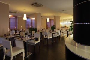 Um restaurante ou outro lugar para comer em Holiday Inn Genoa City by IHG